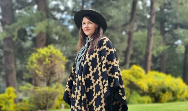 Egle Juknaite, esposa de Fabián Frias de México (Poncho de Guarda Atada “Familia Avar Saracho) Vilnius Lithuania